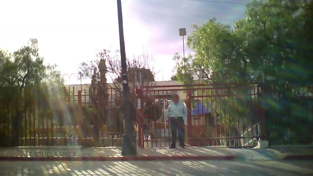 Lic. Milton Castellanos Everardo Num. 53 Entrada