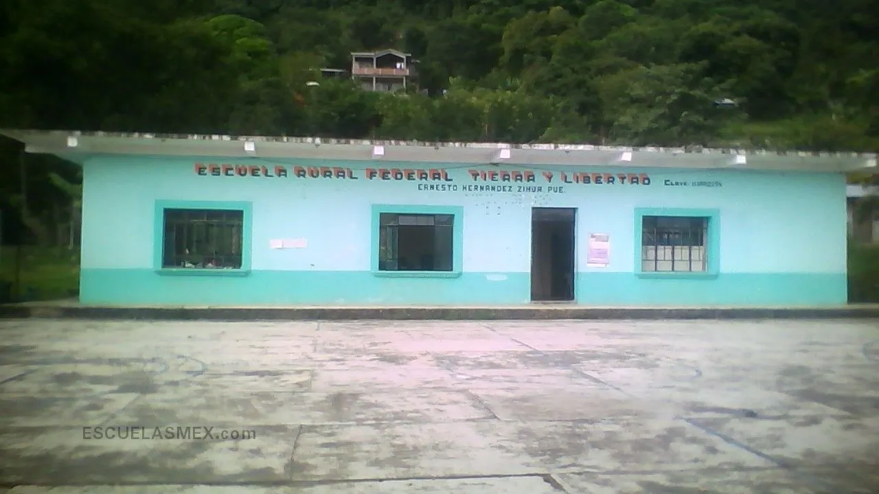 Tierra y Libertad Entrada